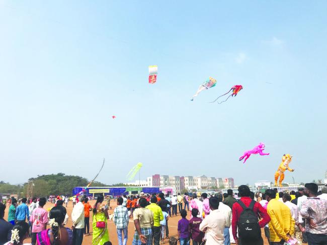 ಮಠದ ಅಂಗಳದಲ್ಲಿ ತೇಲಾಡಿದ ಬಣ್ಣ ಬಣ್ಣದ ಪಟಗಳು 