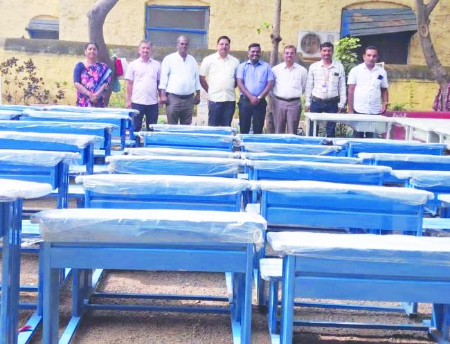 ಶಾಲೆಗೆ 1.4  ಲಕ್ಷ ರೂ.ಗಳ ಡೇಸ್ಕ, ಟೇಬಲ್ ದಾನ  ನೀಡಿದ ಶ್ರೀರಂಗ ಜೋಶಿ 