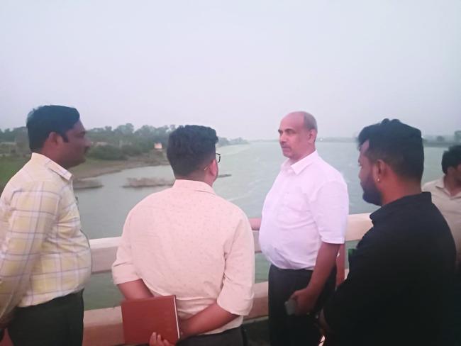 ಜಿಲ್ಲಾಧಿಕಾರಿ ಸಿ ಎನ್ ಶ್ರೀಧರ್ ಅವರಿಂದ ತುಂಗಭದ್ರಾ ನದಿ ವೀಕ್ಷಣೆ