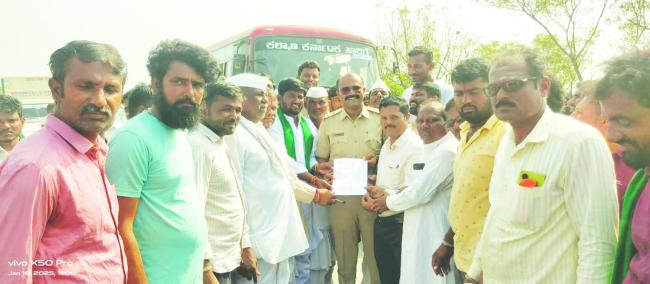 ಯರಗಲ್ ಕೆ.ಡಿ ಗ್ರಾಮದಲ್ಲಿ ವಿದ್ಯಾರ್ಥಿಗಳು ಹಾಗೂ ರೈತ ಸಂಘದ ಕಾರ್ಯಕರ್ತರು ಹೆದ್ದಾರಿ ಬಂದ ಮಾಡಿ ಪ್ರತಿಭಟನೆ 