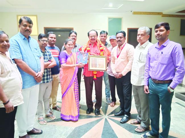 ನಾಗತಿಹಳ್ಳಿ ಚಂದ್ರಶೇಖರಿಂದ ಅಂಚೆ ಚೀಟಿ ಬಿಡುಗಡೆ