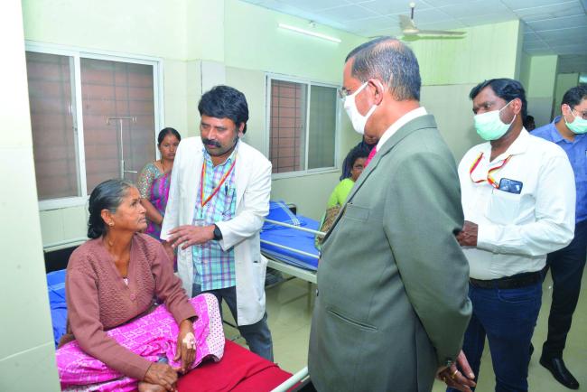 ಕರ್ನಾಟಕ ಉಪ ಲೋಕಾಯುಕ್ತ ಬಿ.ವೀರ​‍್ಪ ಅವರು ಬಳ್ಳಾರಿ ಜಿಲ್ಲಾ ಆಸ್ಪತ್ರೆ, ಬಿಮ್ಸ್‌ಗೆ ಭೇಟಿ ಪರೀಶೀಲನೆ 