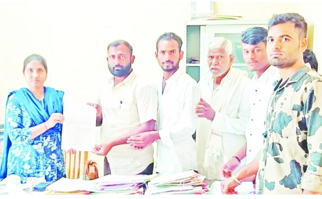 ತುಂಗಭದ್ರಾ ನದಿಗೆ ಬಿಡುತ್ತಿರುವ ಕೆಮಿಕಲ್ ಮಿಶ್ರಿತ ನೀರು ತಡೆಯಿರಿ  