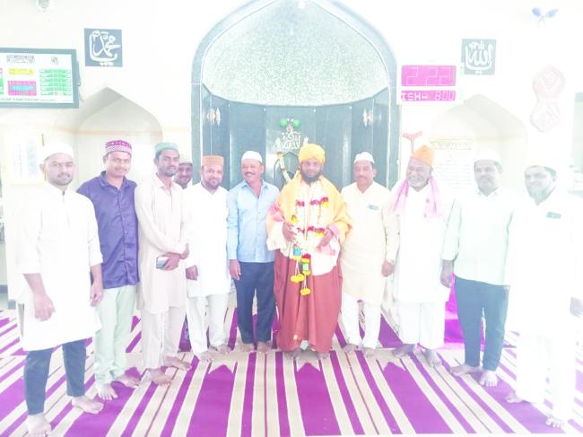 ಸಿರುಗುಪ್ಪ ಸೌದಾಗರ್ ಮಸೀದಿಯಲ್ಲಿ ಶುಕ್ರವಾರ ನಮಾಜ್ ನಂತರ ಶಾಲು ಗುಲ್ ಪೂಶಿ ದೊಂದಿಗೆ ಗೌರವಿಸಿ ಸನ್ಮಾನ