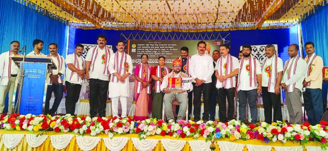 ಜಿಲ್ಲಾ ಯುವ ಸಮಾವೇಶ ತರಬೇತಿ ಕಾರ್ಯಾಗಾರ ಮಲ್ಲಿಕಾರ್ಜುನ ಮಾಳಗಿಮನಿಗೆ ರಾಜ್ಯ ಯುವ ಪ್ರಶಸ್ತಿ ಪ್ರದಾನ
