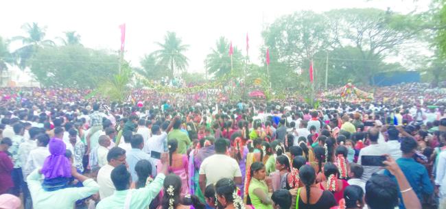 ಹೊಳಗುಂದಿಯಲ್ಲಿ ಕೆಂಡ ತುಳಿದು ಹರಕೆ ತೀರಿಸಿದ ಭಕ್ತರು