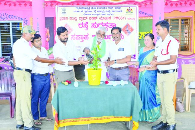 ರಸ್ತೆ ಸುರಕ್ಷತಾ ನಿಯಮಗಳನ್ನು ಕಡ್ಡಾಯವಾಗಿ ಪಾಲಿಸಬೇಕು 