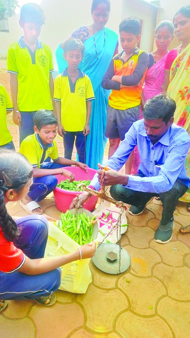 ಚಿಕ್ಕ ಮಕ್ಕಳಿಂದ ಶಾಲಾ ಸಂತೆ 