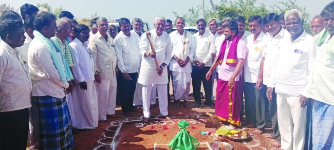 ತಿಮ್ಮಕೇಶ್ವರ ದೇವಸ್ಥಾನದ ಆವರಣದಲ್ಲಿ ನಿರ್ಮಿತಿ ಕೇಂದ್ರದ ವತಿಯಿಂದ  ದೇವಸ್ಥಾನದ ಅಭಿವೃದ್ಧಿಗೆ ನಡೆದ ಭೂಮಿ ಪೂಜೆ