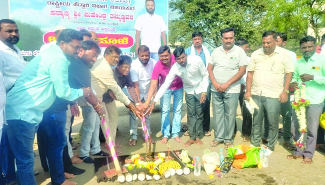 ಹಾರೂಗೇರಿ ಸುದ್ದಿ-2 ಕುಡಚಿ ಕ್ಷೇತ್ರದ ರಸ್ತೆಗಳ ಅಭಿವೃದ್ಧಿಗೆ ಶಾಸಕ ತಮ್ಮಣ್ಣವರ ಚಾಲನೆ 