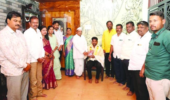 ನಾಗಾವಿ ಗ್ರಾಮದಲ್ಲಿ ಅಸುಂಡಿ ಗ್ರಾಮ ಪಂಚಾಯತಿ ನೂತನ ಅಧ್ಯಕ್ಷ ಅಲ್ತಾಫ್ ಕಾಗದಗಾರ ಅವರನ್ನು ಸನ್ಮಾನ