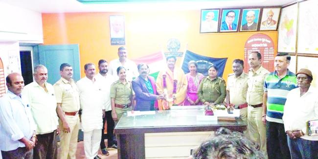 ನಾಗರೀಕರಿಂದ ಪೊಲೀಸ್ ಇಲಾಖೆಗೆ ಹೃದಯಸ್ಪರ್ಶಿ ಸನ್ಮಾನ 