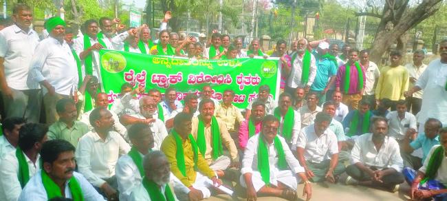 ರೈಲ್ವೆ ಟ್ರಾಕ್ ಬದಲಾವಣೆಗೆ ರೈತರ ಪ್ರತಿಭಟನೆ