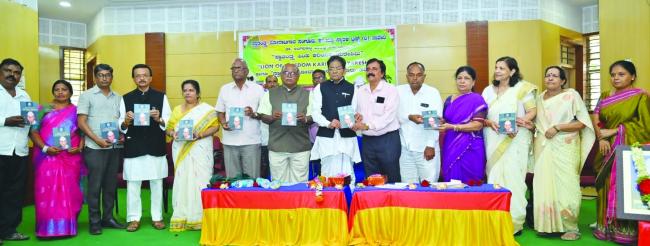 ಹಂಪಿ ಕನ್ನಡ ವಿಶ್ವ ವಿದ್ಯಾಲಯ ಪ್ರಕಟಿಸಿದ ಸ್ವಾತಂತ್ರ್ಯ ಹೋರಾಟಗಾರ ಸಂಗೂರು ಕರಿಯಪ್ಪ ಪುಸ್ತಕಗಳನ್ನು ಲೋಕಾರೆ​‍್ಣ