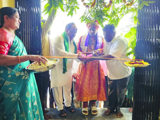 ಗ್ರಾಮದ ಕೆರೆ ಹಾಗೂ ನೂತನ ಗ್ರಾಮ ಪಂಚಾಯತ ಕಟ್ಟಡ ಉದ್ಘಾಟಿಸಿದ ನವಲಗುಂದ ಶಾಸಕ ಎನ್‌.ಹೆಚ್‌. ಕೋನರಡ್ಡಿ 