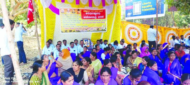 ವಸತಿ ಶಾಲೆ-ಕಾಲೇಜುಗಳ ಹೊರಗುತ್ತಿಗೆ ಸಿಬ್ಬಂದಿಗಳ ಬೇಡಿಕೆ ಈಡೇರಿಸಲು ಅಹೋರಾತ್ರಿ ಧರಣಿ ಸತ್ಯಾಗ್ರಹ