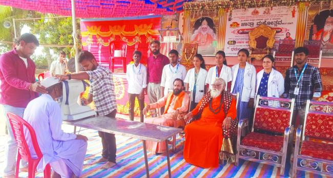 ಪಟ್ಟಣದ ಆದಿಶೇಷ ಸಂಸ್ಥಾನ ಮಠದ 29ನೇ ಜಾತ್ರಾ ಮಹೋತ್ಸವ ನಿಮಿತ್ಯ  ಹಮ್ಮಿಕೊಂಡ ನೇತ್ರ ಚಿಕಿತ್ಸೆ ಶಿಬಿರ 