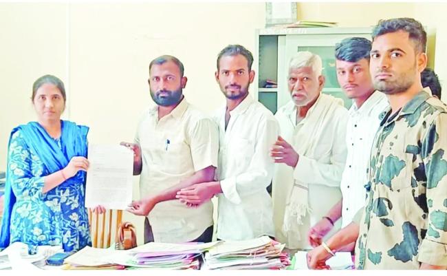 ತುಂಗಭದ್ರಾ ನದಿಗೆ ಬಿಡುತ್ತಿರುವ ಕೆಮಿಕಲ್ ಮಿಶ್ರಿತ ನೀರು ತಡೆಯಿರಿ  