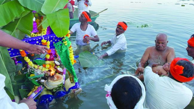  ಕೆರೆಯಲ್ಲಿ ಜೋಡಿ ಕುಡಿ ಬಾಳೆ ಎಲೆಯಲ್ಲಿ ಮಲಗಿಸಿ ನೀರಿನಲ್ಲಿ ತೇಲಿಸುವ ಮೂಲಕ ಹರಕೆ