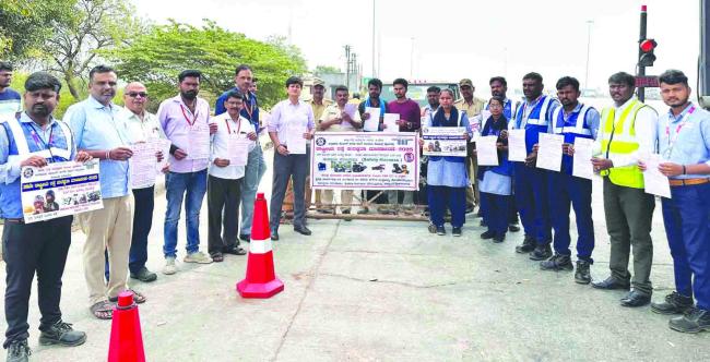 ಸಾರ್ವಜನಿಕರಿಗೆ  ಹಾಗೂ ವಾಹನ ಚಾಲಕರಿಗೆ ರಸ್ತೆ  ಸುರಕ್ಷತೆ ಕುರಿತು ಅರಿವು ಕಾರ್ಯಕ್ರಮ