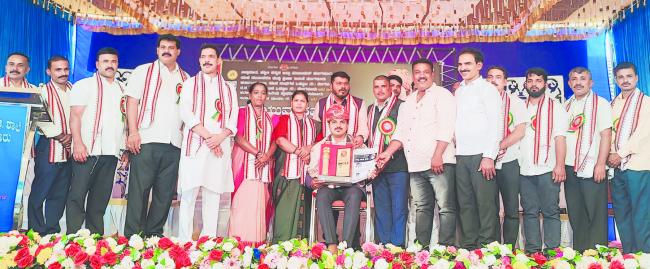 ಸ್ವಾಮಿ ವಿವೇಕಾನಂದ ಜಯಂತಿಯ ಪ್ರಯುಕ್ತ  ನಡೆದ ಯುವ ಸಮ್ಮೇಳನ ಮತ್ತು ರಾಜ್ಯ ಯುವ ಪ್ರಶಸ್ತಿ ಪ್ರಧಾನ ಕಾರ್ಯಕ್ರಮ