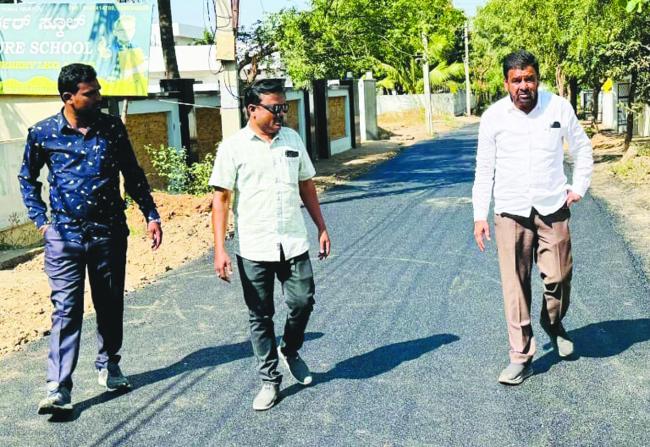 ರಸ್ತೆ ಡಾಂಬರೀಕರಣ ಕಾಮಗಾರಿ ಸ್ಥಳಕ್ಕೆ ನಗರಸಭಾಧ್ಯಕ್ಷ ಪಟೇಲ್ ಭೇಟಿ ವೀಕ್ಷಣೆ