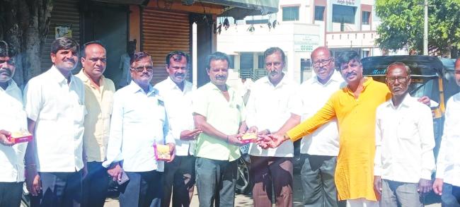 ಬ್ಯಾಂಕಿನ ಚುನಾವಣೆಯಲ್ಲಿ ಗೆಲುವು:  ಸದಸ್ಯರಿಂದ ಸಿಹಿ ವಿತರಣೆ 