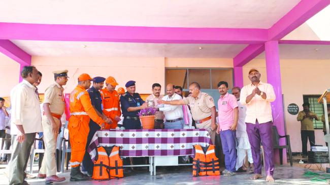 ಪ್ರಕೃತಿ ವಿಕೋಪ ಸಂದರ್ಭದಲ್ಲಿ ಮುಂಜಾಗ್ರತೆ ಅತ್ಯವಶ್ಯಕ - ತಹಶಿಲ್ದಾರ ವಿಠಲ್ ಚೌಗಲಾ