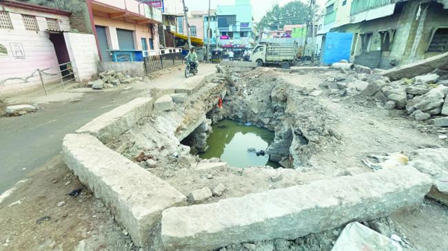 ಗುಂಡಿ ಕಾಮಗಾರಿಯನ್ನು ಶೀಘ್ರ ಪೂರ್ಣಗೊಳಿಸಲು ಮನವಿ 