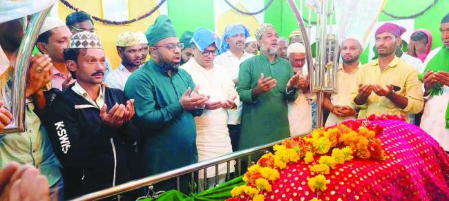 ದರ್ಗಾದಲ್ಲಿರುವ ಸೈಯ್ಯದ್ ಮೌಲಾ ಅಲಿ ಮರ್ದಾನ ಏ ಗೈಬ್ ವಲಿ ಅವರ ಉರುಸ್ ಕಾರ್ಯಕ್ರಮ