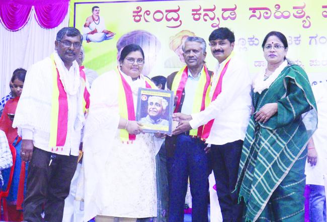 ಕವಿ ಸಮ್ಮೇಳನದಲ್ಲಿ ಸಮಾಜ ಸೇವಕಿ ಜ್ಯೋತಿ ಗೊಂಡಬಾಳಗೆ ಸನ್ಮಾನ