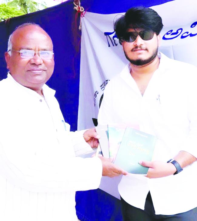 ನಟ ವಿಶ್ವಪ್ರಕಾಶಗೆ ಪುಸ್ತಕ ನೀಡಿದ ಲೇಖಕ ಗಣೇಶ ಅಮೀನಗಡ