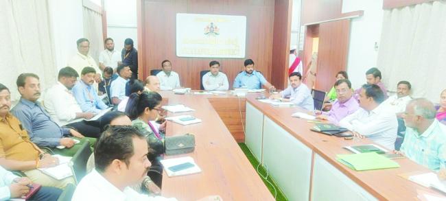 ಕಾರ್ಮಿಕರ ಕಲ್ಯಾಣ ಮತ್ತು ಹಕ್ಕುಗಳ ರಕ್ಷಣೆ ಕುರಿತು ಜಿಲ್ಲಾಧಿಕಾರಿಗಳಿಂದ  ವಿಡಿಯೋ ಸಂವಾದ