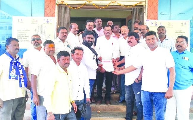 ಕಾರ್ಮಿಕರ ಮೇಲಿನ ಹಲ್ಲೆ ಖಂಡಿಸಿ ರಾಜ್ಯಪಾಲರಿಗೆ ಮನವಿ 