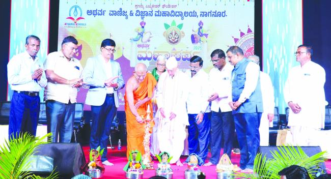 3 ಬಡ್ಡಿ ದರದ ಸಾಲದಲ್ಲಿ ಟ್ರ್ಯಾಕ್ಟರ್ ಸಾಲ ವಿತರಿಸಲಾಯಿತು 