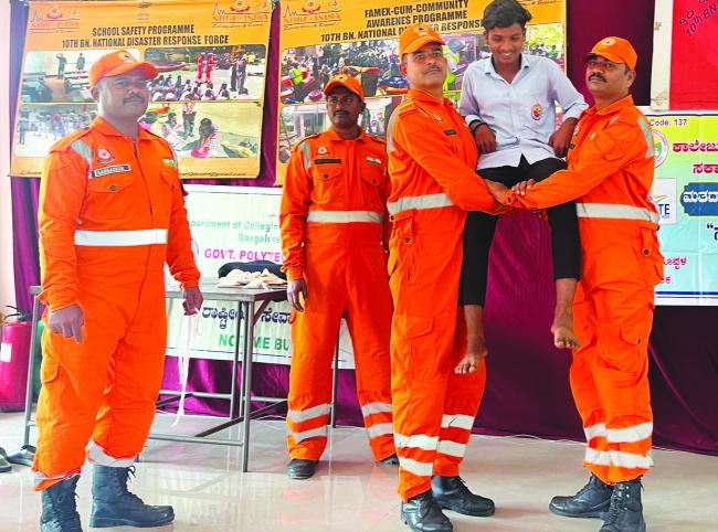 ದದೇಗಲ್ ಸರ್ಕಾರಿ ಪಾಲಿಟೆಕ್ನಿಕ್ ಕಾಲೇಜಿನಲ್ಲಿ ಎನ್‌.ಡಿ.ಆರ್‌.ಎಫ್ ತಂಡದಿಂದ ವಿಪತ್ತು ನಿರ್ವಹಣೆಯ ಅಣುಕು ಪ್ರದರ್ಶನ