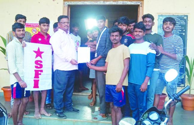 ಬಿಸಿಎಮ್ ಇಲಾಖೆ ಮೆನ್ಯೂ ಚಾರ್ಟ್‌ ಬದಲಾವಣೆ ಖಂಡಿಸಿ ಹಾಗೂ ಮೂಲಭೂತ ಸೌಕರ್ಯಗಳನ್ನು ಒದಗಿಸಲು ಎಸ್‌ಎಫ್‌ಐ ಮನವಿ