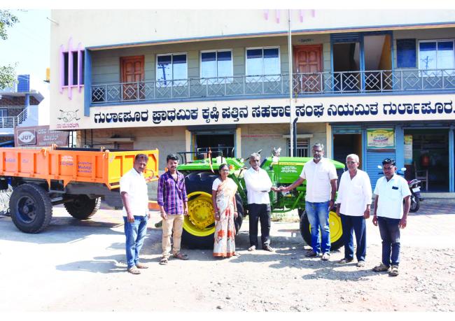 ಗುರ್ಲಾಪೂರ ಪಿ.ಕೆ ಪಿಎಸ್ ದಿಂದ ಟ್ರ್ಯಾಕ್ಟರ ವಿತರಣೆ  