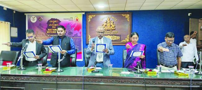 ಆಮಿಷಗಳಿಗೆ ಬಲಿಯಾಗದೆ ಮತದಾನ ಮಾಡಿ : ನ್ಯಾ. ವಿಜಯ ಕುಮಾರ್