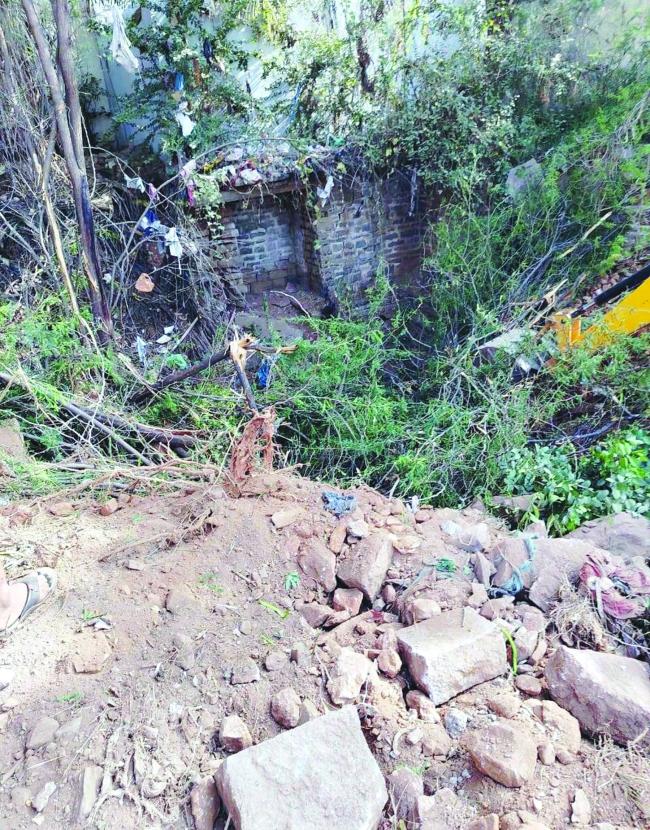 ಪುರಾತನ ಬಾವಿ ಮುಚ್ಚಿಸಿದವರ ವಿರುದ್ಧ ಕಾನೂನು ಕ್ರಮಕ್ಕೆ ಆಗ್ರಹ 