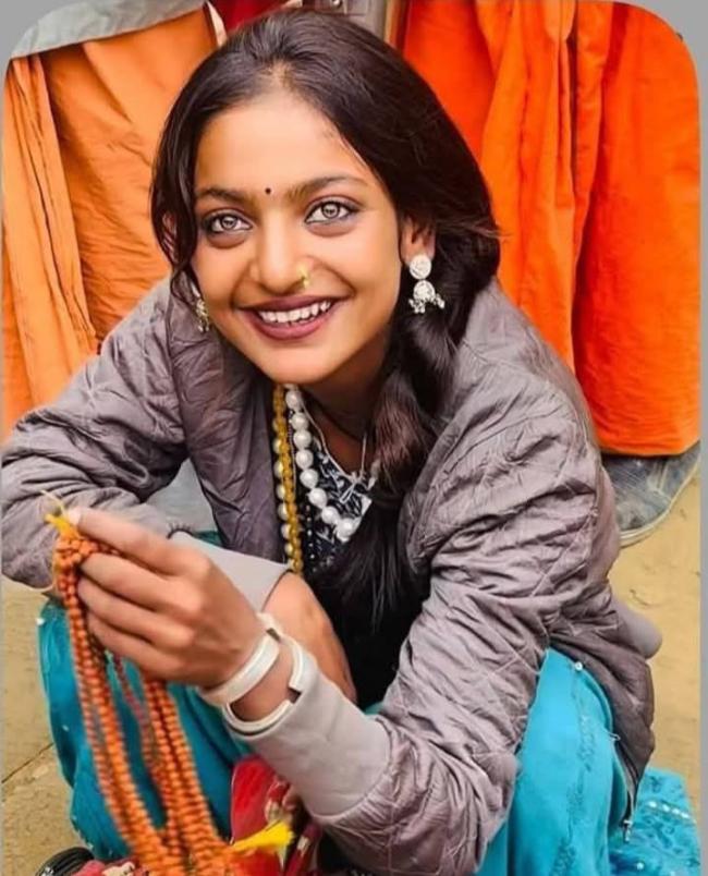 ರುದ್ರಾಕ್ಷಿ ಮಾರುವ ಬಾಲೆ