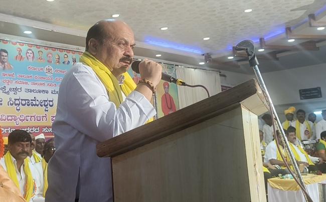 ಹಾಲಿ ಸಂಸದರಾದ ಬಸವರಾಜ ಬೊಮ್ಮಾಯಿ ರವರು ದೀಪ ಬೆಳಗಿಸುವ ಮೂಲಕ ಕಾರ್ಯಕ್ರಮಕ್ಕೆ  ಚಾಲನೆ