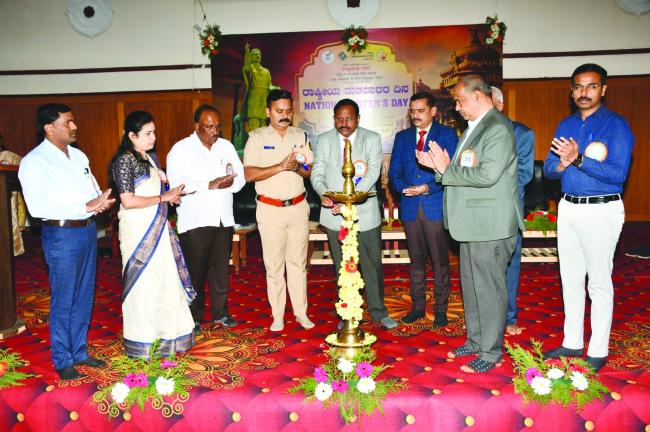 ಜಿಲ್ಲಾಡಳಿತದಲ್ಲಿ 15ನೇ ರಾಷ್ಟ್ರೀಯ ಮತದಾರರ ದಿನಾಚರಣೆನಿರ್ಭೀತಿಯಿಂದ ಮತ ಚಲಾಯಿಸಿ