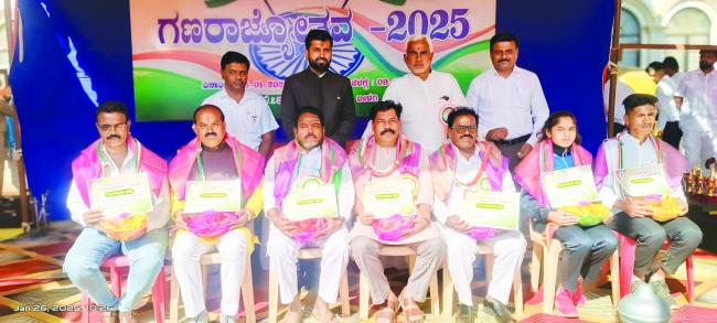  ಸಮಯಪ್ರಜ್ಞೆ ಇರಲಿ: ಶಾಸಕ ಜೆ ಟಿ ಪಾಟೀಲ ಗಣರಾಜ್ಯೋತ್ಸವ ಸಮಾರಂಭದಲ್ಲಿ ಅಧಿಕಾರಿಗಳ ನಡೆಗೆ ತೀವ್ರ ಶಾಸಕರು ಅಸಮಾಧಾನ