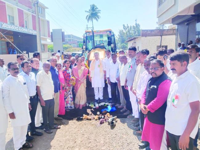 ಸ್ಮಾರ್ಟ್‌ ಸಿಟಿಯಾಗಿಸಲು ವಿಶೇಷ ಕ್ರಮ- ಹುಕ್ಕೇರೀವೀರ ಸಾವರಕರ ನಗರದಲ್ಲಿ ರಸ್ತೆ ಅಭಿವೃದ್ಧಿ ಕಾರ್ಯಕ್ಕೆ ಚಾಲನೆ