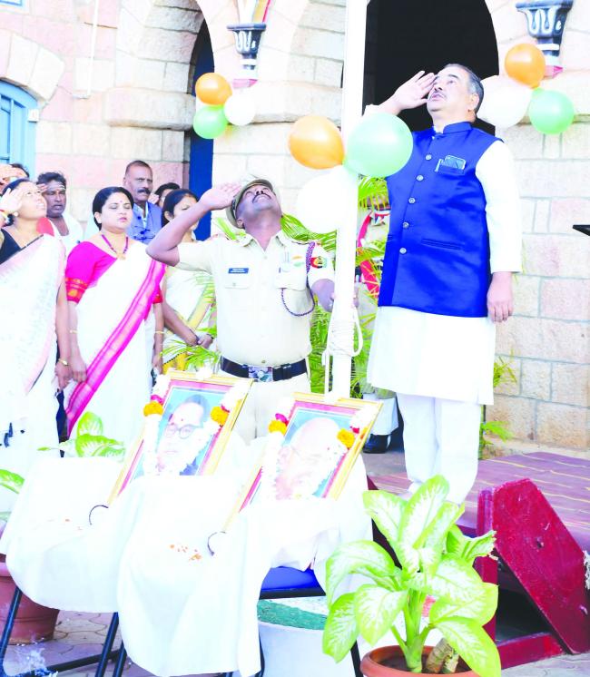 ವಿದ್ಯಾರ್ಥಿಗಳು ಪ್ರಜಾಪ್ರಭುತ್ವದ ಪ್ರಕ್ರಿಯೆಯಲ್ಲಿ ಕ್ರಿಯಾಶೀಲರಾಗಲಿ: ಮೂಗನೂರಮಠ