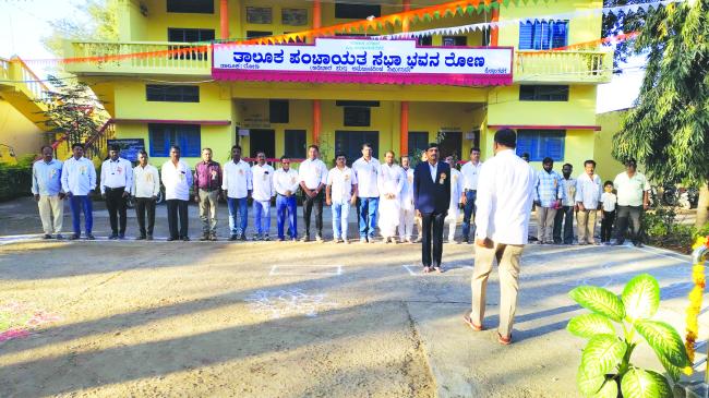 ರೋಣ ತಾಲೂಕ ಪಂಚಾಯತ ಆವರಣದಲ್ಲಿ ಸಂಭ್ರಮದ ಗಣರಾಜ್ಯೋತ್ಸವ