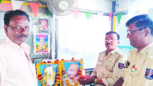 ಬಸ ನಿಲ್ದಾಣದಲ್ಲಿ ದ್ವಜಾರೋಹಣ ಕಾರ್ಯಕ್ರಮ