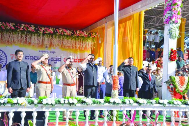 ಬಳ್ಳಾರಿಯಲ್ಲಿ ಸಂಭ್ರಮದ 76ನೇ ಗಣರಾಜ್ಯೋತ್ಸವ ದಿನಾಚರಣೆಸಂವಿಧಾನದಿಂದ ದೇಶ ಸದೃಢ: ಸಚಿವ ರಹೀಂ ಖಾನ್‌