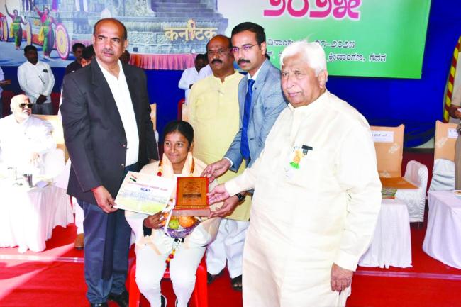 76ನೇ  ಗಣರಾಜ್ಯೋತ್ಸವ ದಿನಾಚರಣೆಯಲ್ಲಿ  ಸಾಧಕರಿಗೆ ಸನ್ಮಾನ, ಗಮನ ಸೆಳೆದ ಪಥ ಸಂಚಲನ